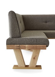 Seitenansicht einer modernen Eckbank mit grauem Stoffbezug und Holzgestell.