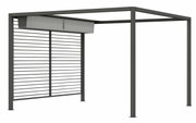Moderne aluminium zonwering met lamellen, in perspectief vanaf de zijkant gezien.