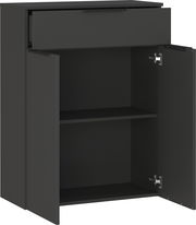 Schwarze Kommode mit einer offenen Schublade oben und zwei offenen Türen unten, die einen Einlegeboden zeigen. Perspektive von vorne.