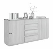 Sideboard aus Holz mit zwei Türen und drei Schubladen, dekoriert mit Büchern, einem Bilderrahmen und einer Vase, seitliche Perspektive