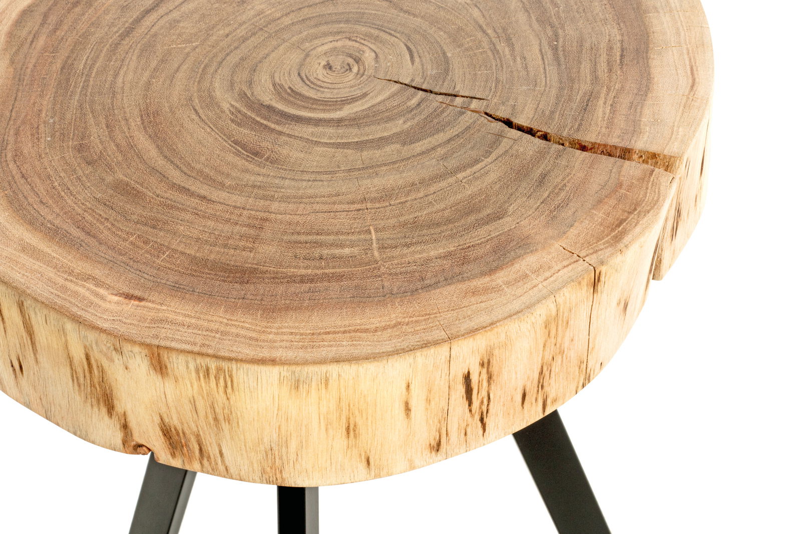 Nahaufnahme eines runden Beistelltisches aus Holz mit sichtbarer Maserung und Rissen, auf schwarzen Metallbeinen.