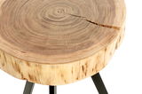 Nahaufnahme eines runden Beistelltisches aus Holz mit sichtbarer Maserung und Rissen, auf schwarzen Metallbeinen.