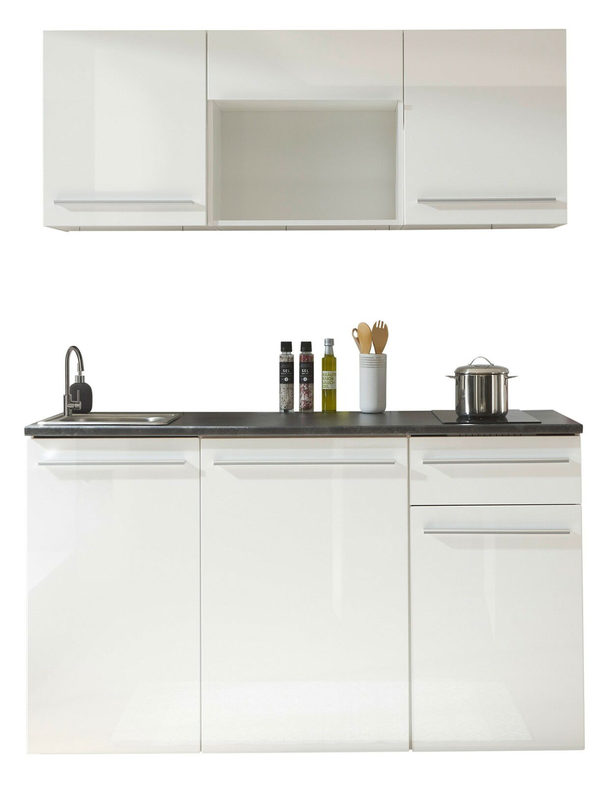 Moderne Single-Küche in Weiß mit Oberschränken, Spüle und Kochfeld, frontale Ansicht