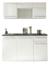 Moderne Single-Küche in Weiß mit Oberschränken, Spüle und Kochfeld, frontale Ansicht