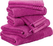 Een stapel opgevouwen, zachte badstofhanddoeken in felroze/magenta met randstrepen, vrijstaand tegen een witte achtergrond, frontaal en licht schuin gefotografeerd