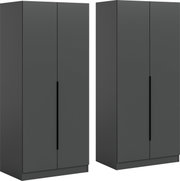 Dunkelgrauer, minimalistischer zweitüriger Kleiderschrank mit langen schwarzen Griffleisten, in schräger Frontansicht (3/4-Perspektive) auf weißem Hintergrund