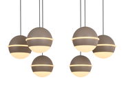 Moderne LED-Pendelleuchte mit sechs kugelförmigen Lampenschirmen, von unten betrachtet.
