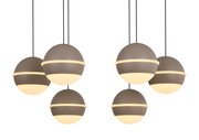 Moderne LED-Pendelleuchte mit sechs kugelförmigen Lampenschirmen, von unten betrachtet.