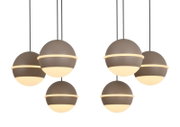 Moderne LED-hanglamp met zes bolvormige lampenkappen, gezien van onderaf.