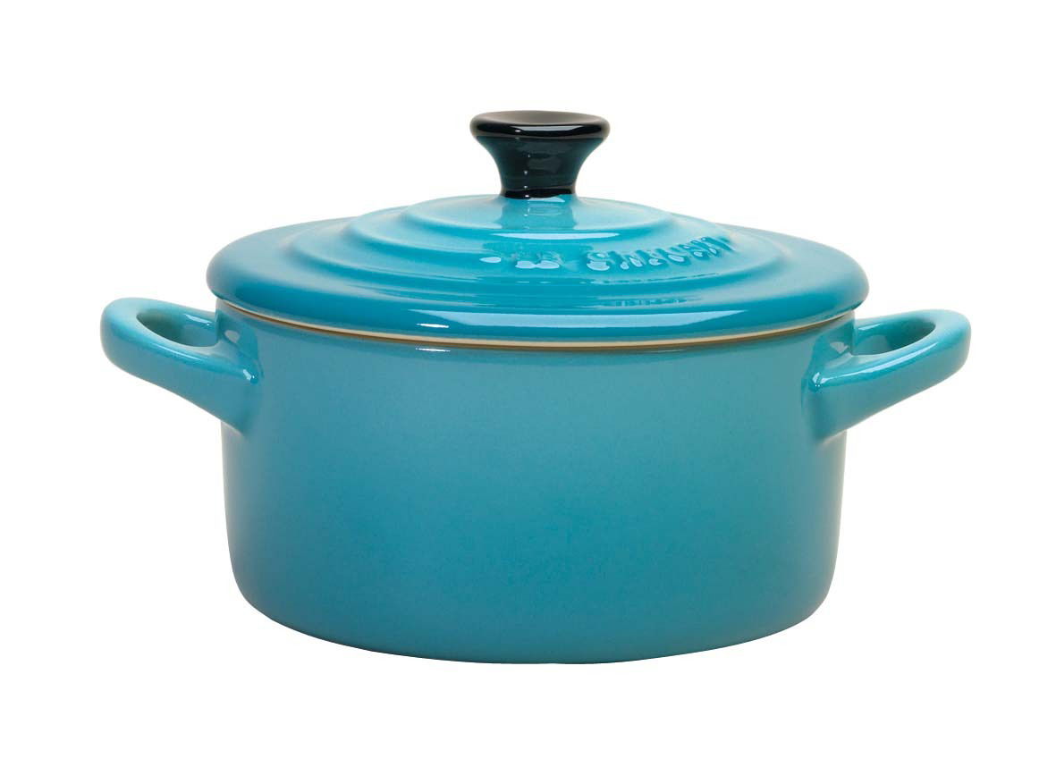 Blaue Mini-Cocotte mit Deckel und zwei Griffen, seitliche Perspektive