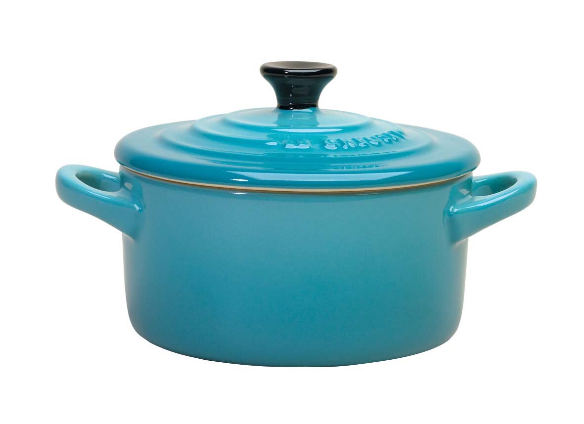 Blaue Mini-Cocotte mit Deckel und zwei Griffen, seitliche Perspektive