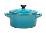 Blaue Mini-Cocotte mit Deckel und zwei Griffen, seitliche Perspektive