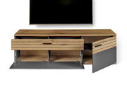 TV-Lowboard aus Holz mit offenen Schubladen und Türen, Frontansicht