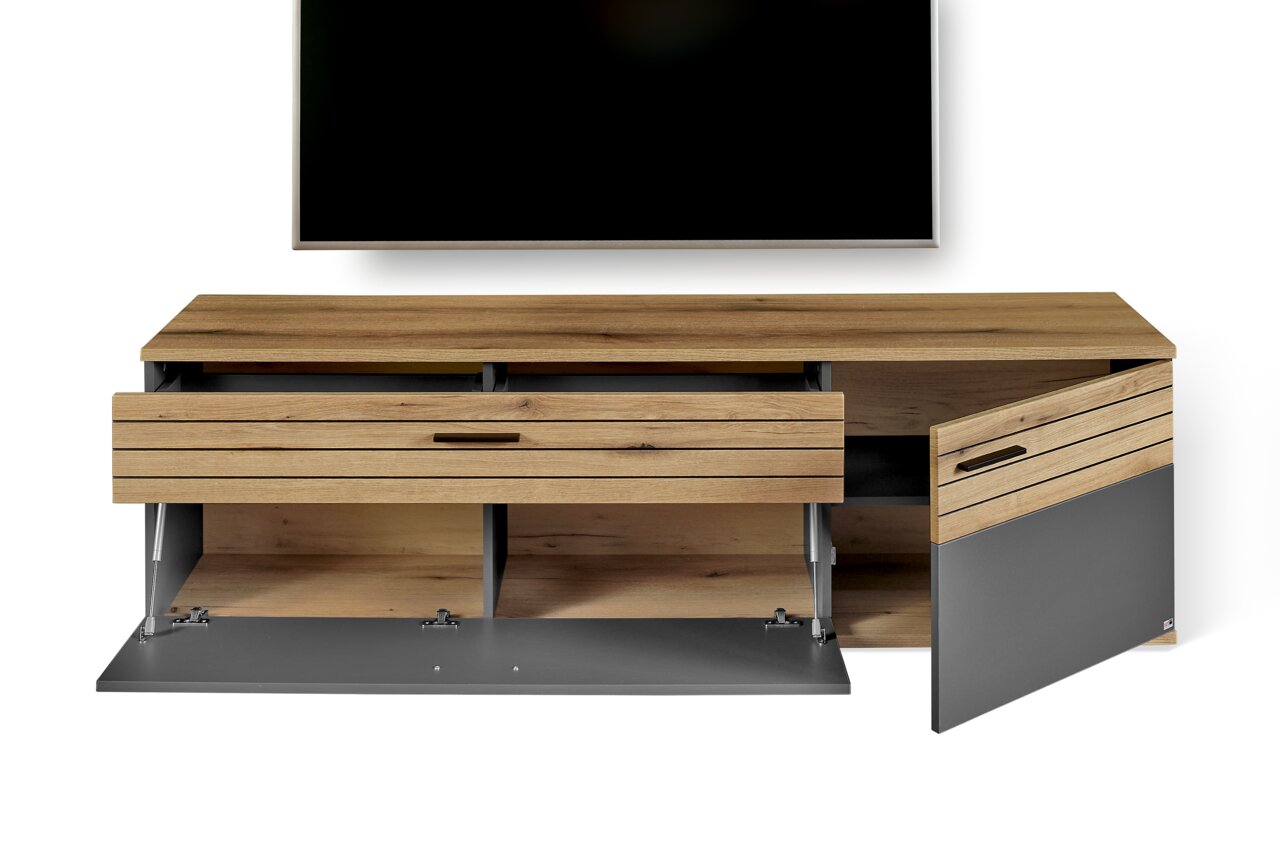TV-Lowboard aus Holz mit offenen Schubladen und Türen, Frontansicht