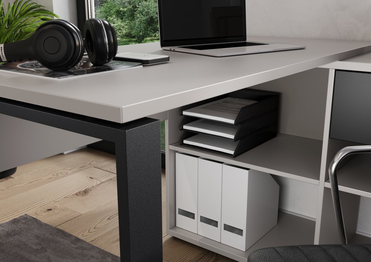 Close-up van een hoekbureau met moderne zwarte metalen poten, een laptop, een koptelefoon en opbergvakken voor documenten. Zijaanzicht.