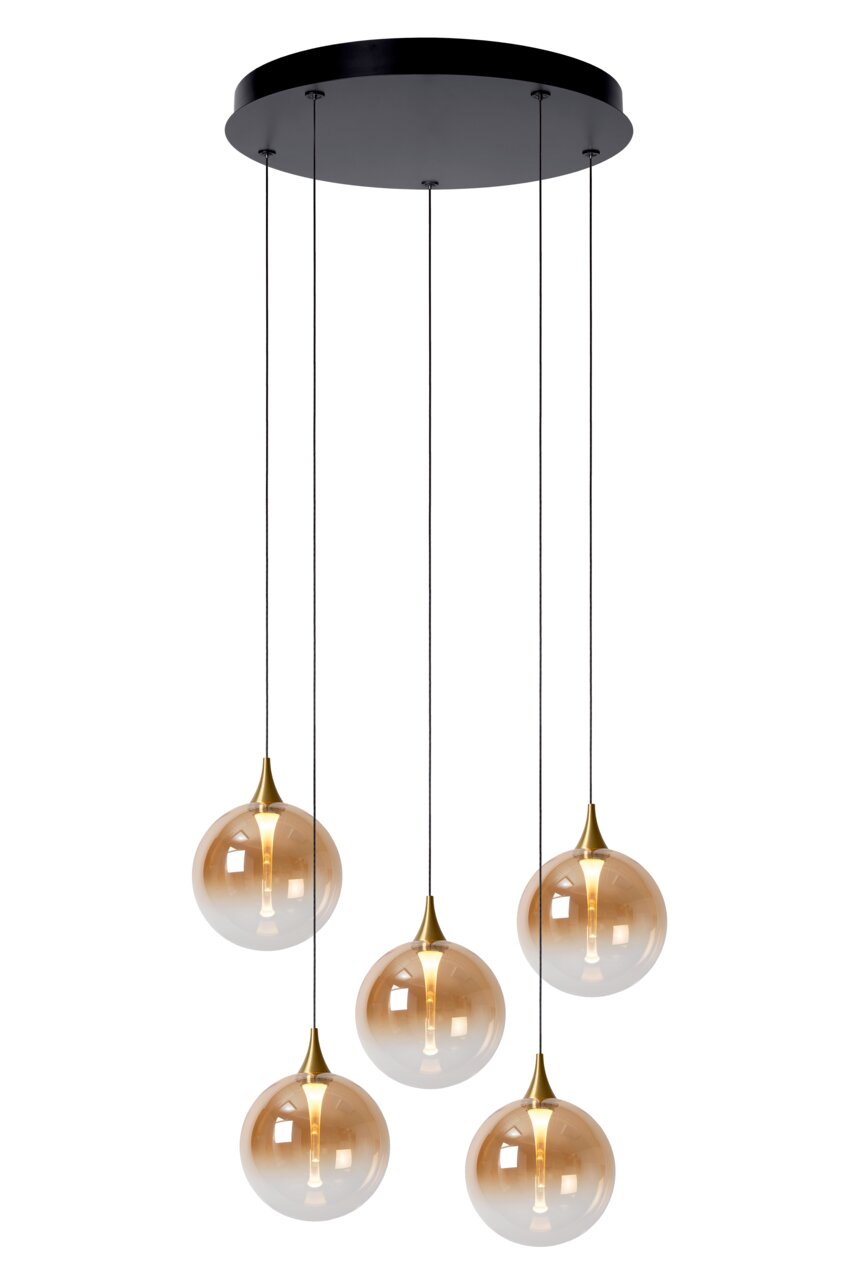 Moderne hanglamp met vijf bolvormige, amberkleurige glazen elementen, opgehangen aan een zwarte plafondkap. Gezien van onderaf.