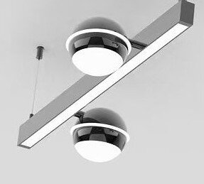 Schuin van onderen gezien: moderne grijze plafondlamp met lange rechthoekige ledlichtbalk en twee ronde, verstelbare spots.