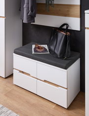Weiße Garderobenbank mit vier Schubladen und grauem Sitzpolster, seitliche Perspektive