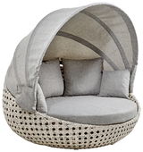 Gartenmuschel mit grauem Stoffbezug und geflochtenem Untergestell, seitliche Perspektive