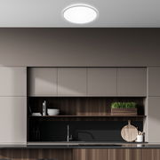 Moderne LED-Deckenleuchte in einer stilvollen Küche, von unten betrachtet.