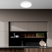 Moderne LED-Deckenleuchte in einer stilvollen Küche, von unten betrachtet.