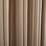 Nahaufnahme von geflochtenem Seilmaterial in beiger Farbe, vertikale Perspektive