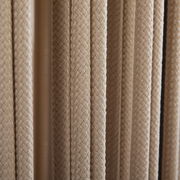 Nahaufnahme von geflochtenem Seilmaterial in beiger Farbe, vertikale Perspektive