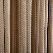 Nahaufnahme von geflochtenem Seilmaterial in beiger Farbe, vertikale Perspektive