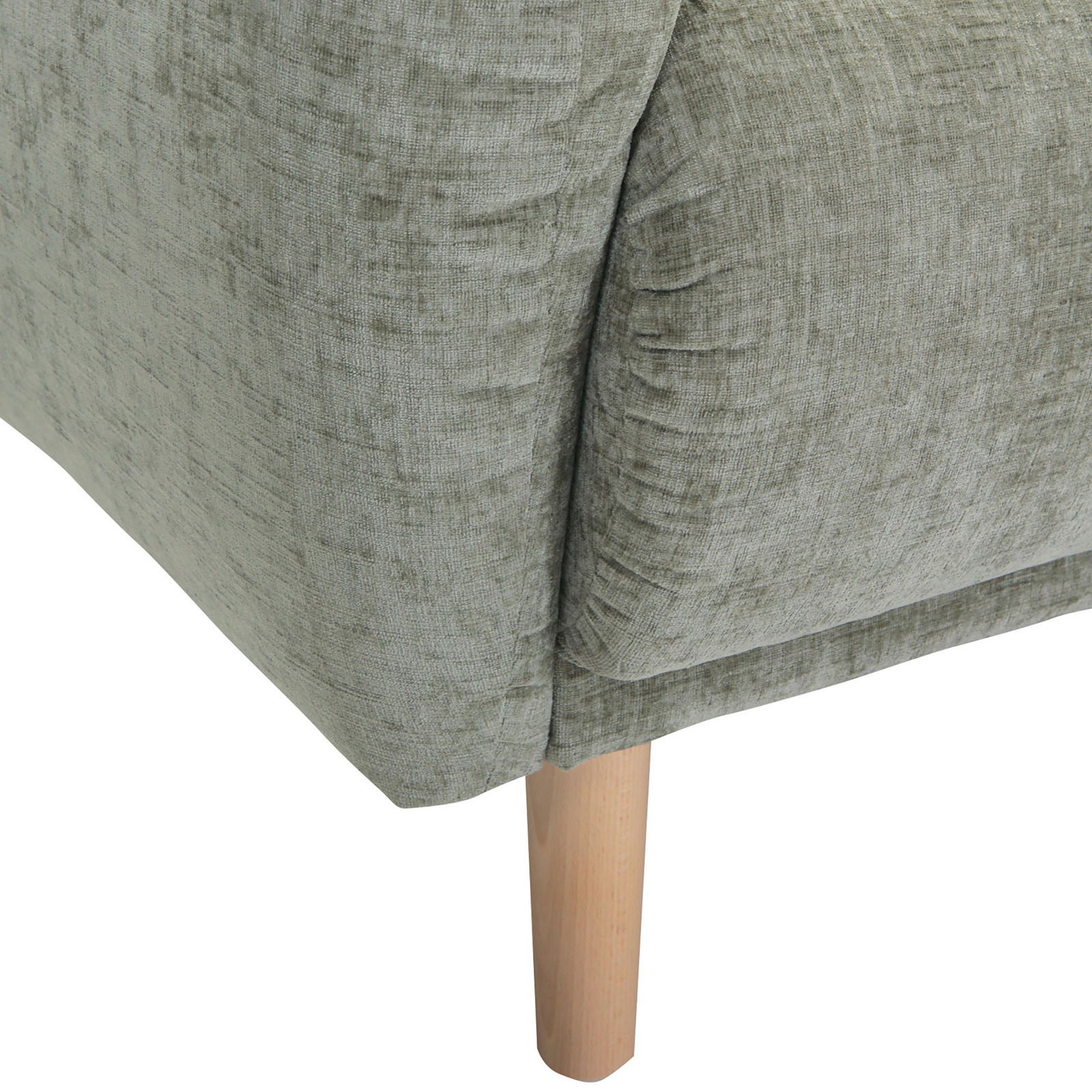 Nahaufnahme einer grünen Sofaecke mit Holzbein, Perspektive von der Seite.