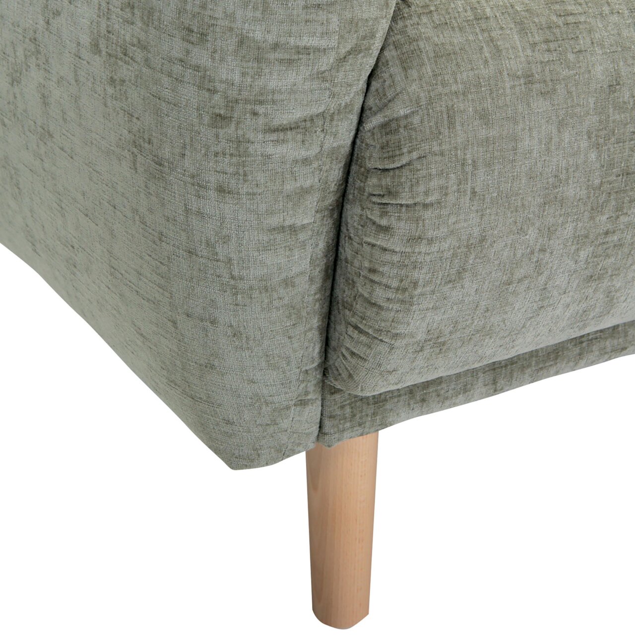 Nahaufnahme einer grünen Sofaecke mit Holzbein, Perspektive von der Seite.