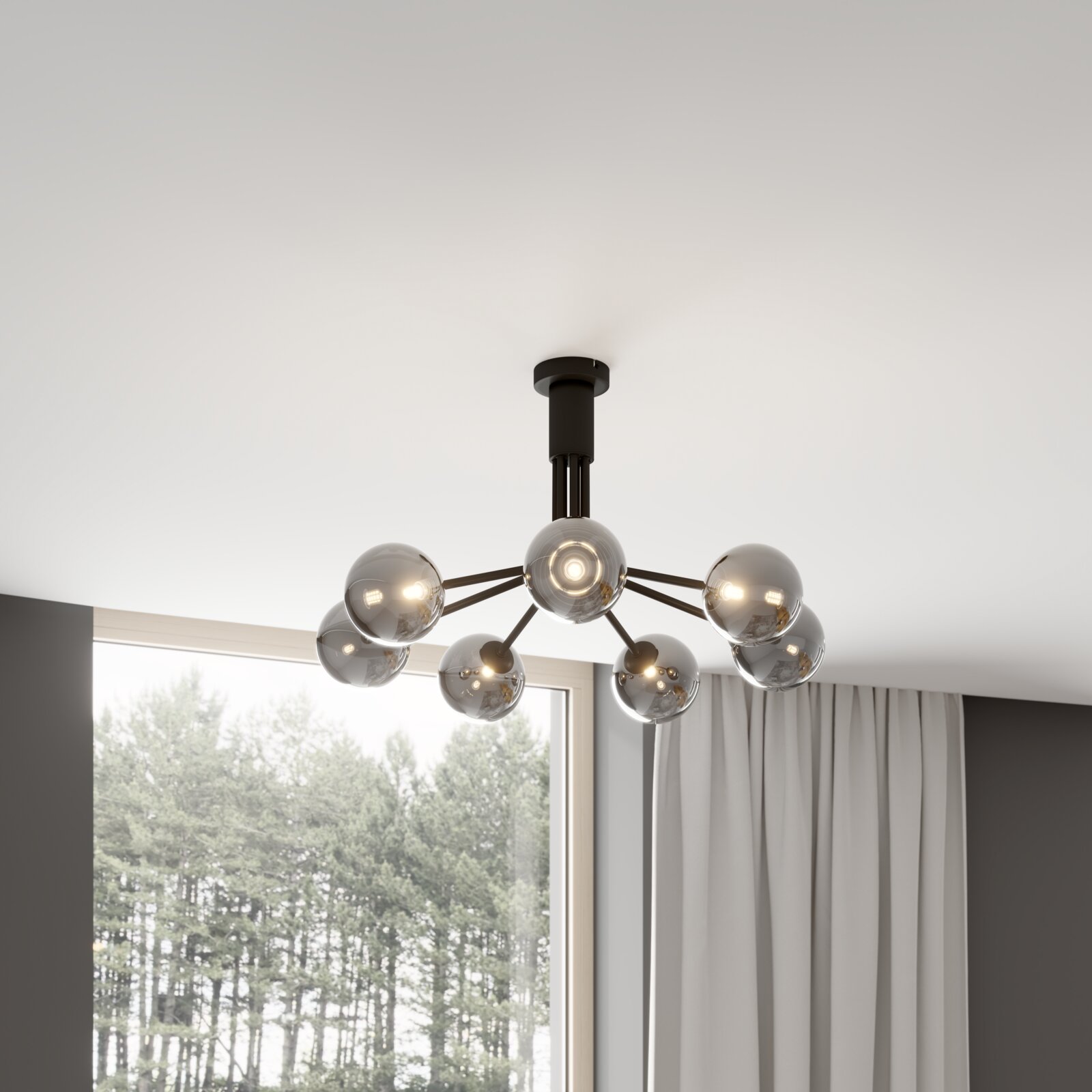 Moderne plafondlamp in Sputnik-stijl met een zwarte metalen arm en zes rookgrijze glazen bollen, ingeschakeld, interieurfoto vanuit een licht schuin onderaanzicht