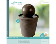 Brunnen aus recyceltem Kunststoff mit Kugel auf einem Topf, seitliche Perspektive, geeignet für den Außenbereich, leicht und mit warmweißen LED-Lichtern.