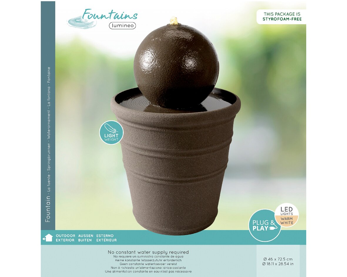 Brunnen aus recyceltem Kunststoff mit Kugel auf einem Topf, seitliche Perspektive, geeignet für den Außenbereich, leicht und mit warmweißen LED-Lichtern.