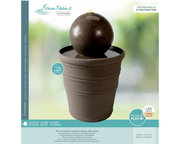 Brunnen aus recyceltem Kunststoff mit Kugel auf einem Topf, seitliche Perspektive, geeignet für den Außenbereich, leicht und mit warmweißen LED-Lichtern.