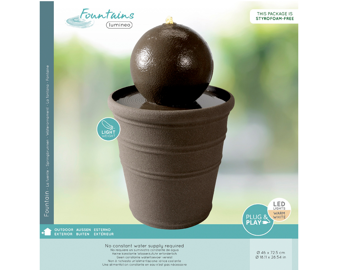 Brunnen aus recyceltem Kunststoff mit Kugel auf einem Topf, seitliche Perspektive, geeignet für den Außenbereich, leicht und mit warmweißen LED-Lichtern.