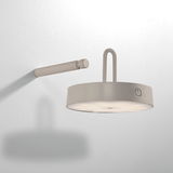 Moderne Wandleuchte ARMA in seitlicher Perspektive, mit rundem, flachem Design und integriertem Ein-/Ausschalter.