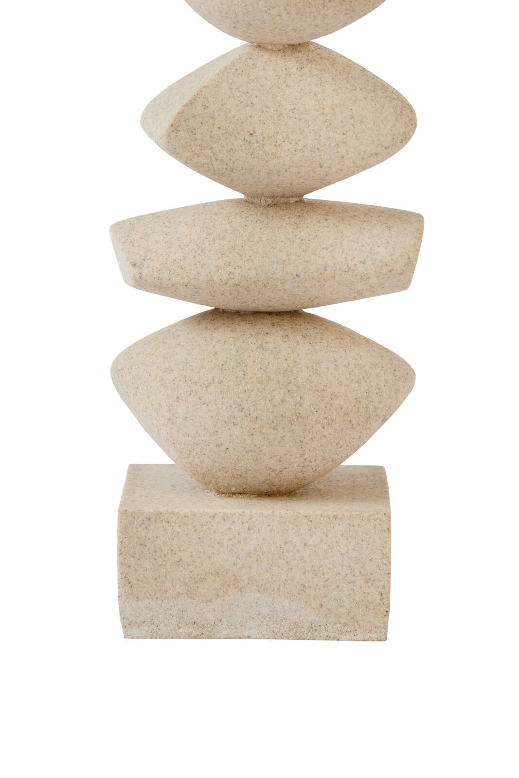 Frontalansicht einer beigefarbenen Deko-Skulptur aus gestapelten, sandsteinartig strukturierten Balance-Steinen auf einem quadratischen Sockel