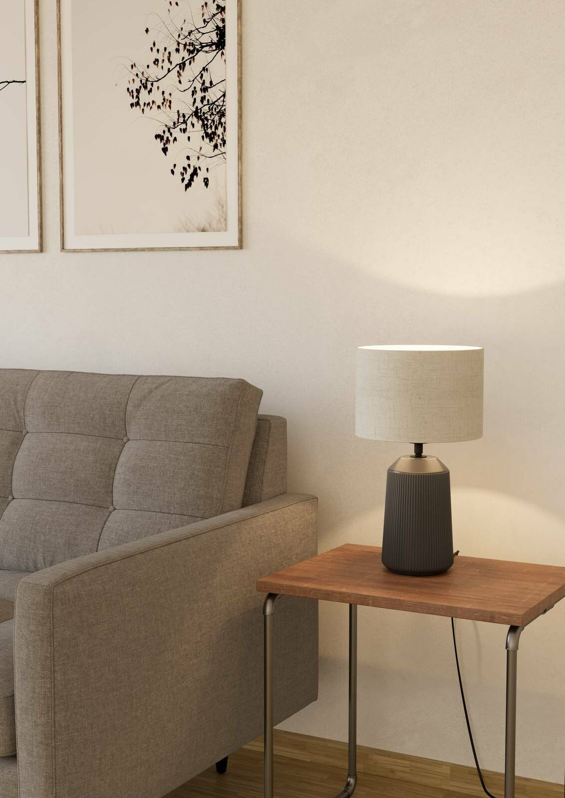 Tischleuchte CAPALBIO auf einem Holztisch neben einem grauen Sofa, seitliche Perspektive