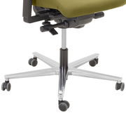 Nahaufnahme eines Drehstuhls von unten, zeigt die verstellbare Mechanik und das fünfarmige Rollfußkreuz aus Metall.