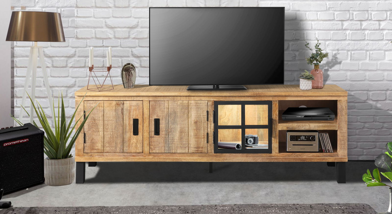 Lowboard aus Holz mit Metallakzenten, frontal fotografiert, dekoriert mit einem Fernseher, Pflanzen und Kerzen.