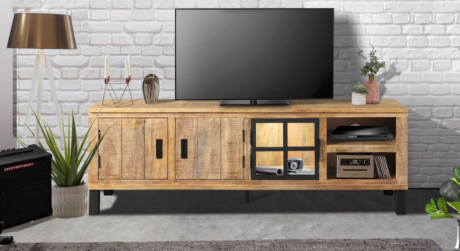 Lowboard aus Holz mit Metallakzenten, frontal fotografiert, dekoriert mit einem Fernseher, Pflanzen und Kerzen.