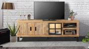 Lowboard aus Holz mit Metallakzenten, frontal fotografiert, dekoriert mit einem Fernseher, Pflanzen und Kerzen.
