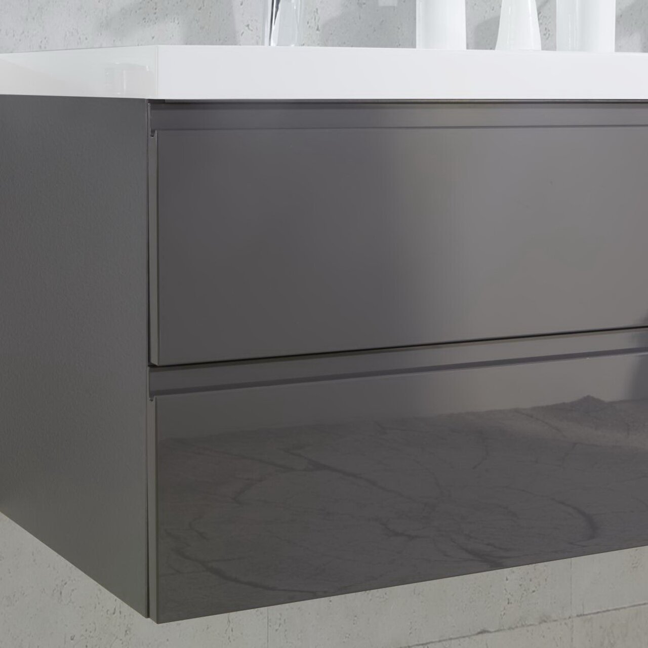 Moderne Badkombination in dunklem Grau mit glänzender Oberfläche, seitliche Perspektive