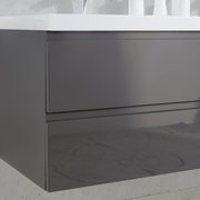 Moderne Badkombination in dunklem Grau mit glänzender Oberfläche, seitliche Perspektive