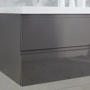 Moderne Badkombination in dunklem Grau mit glänzender Oberfläche, seitliche Perspektive