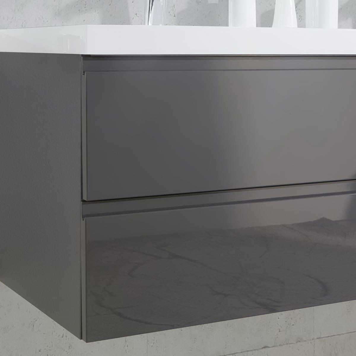 Moderne Badkombination in dunklem Grau mit glänzender Oberfläche, seitliche Perspektive