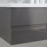 Moderne Badkombination in dunklem Grau mit glänzender Oberfläche, seitliche Perspektive
