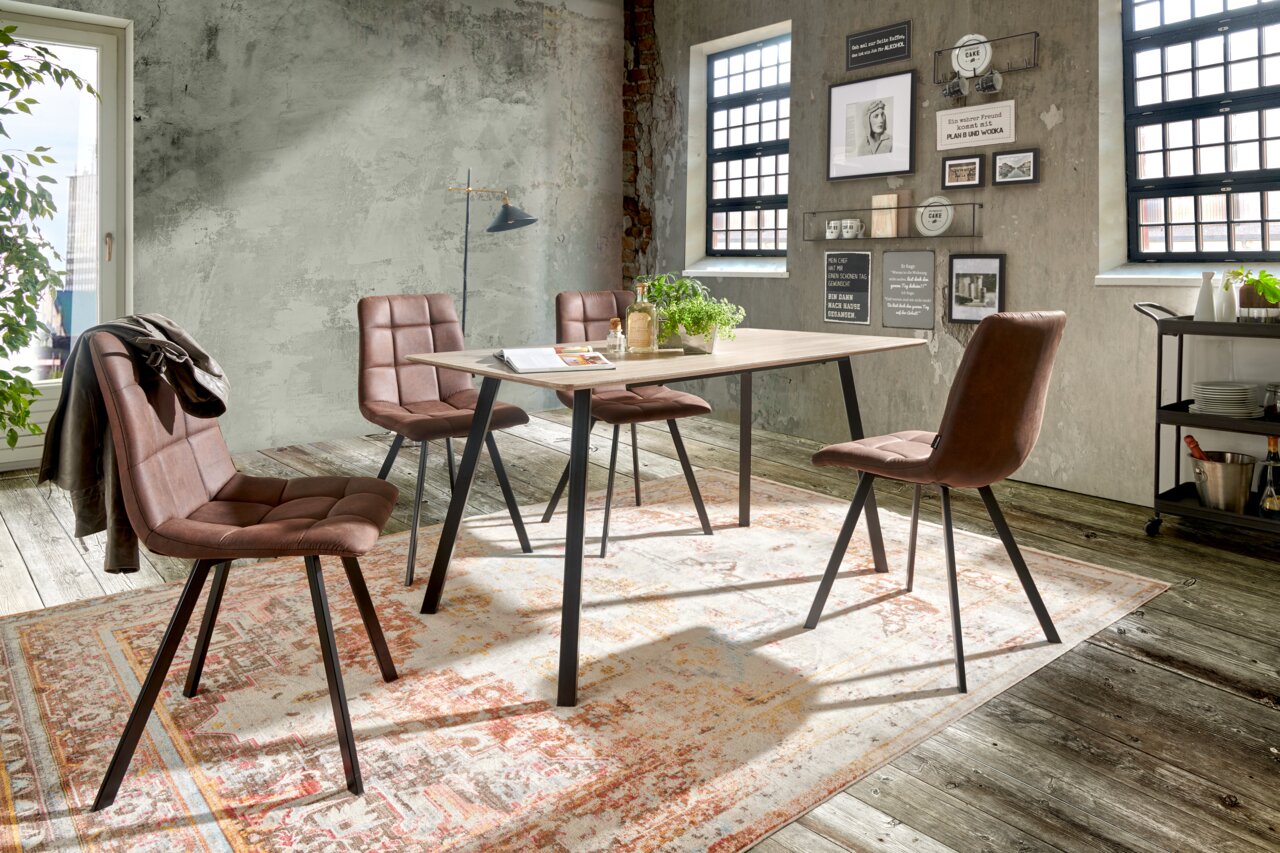 Osca Stuhl RUBY Esszimmer mit vier braunen Stühlen um einen rechteckigen Tisch, Perspektive von schräg vorne