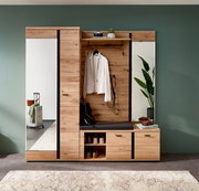 Garderobenschrank mit Spiegel, Kleiderhaken und Sitzbank in einer modernen Wohnung, frontal betrachtet.