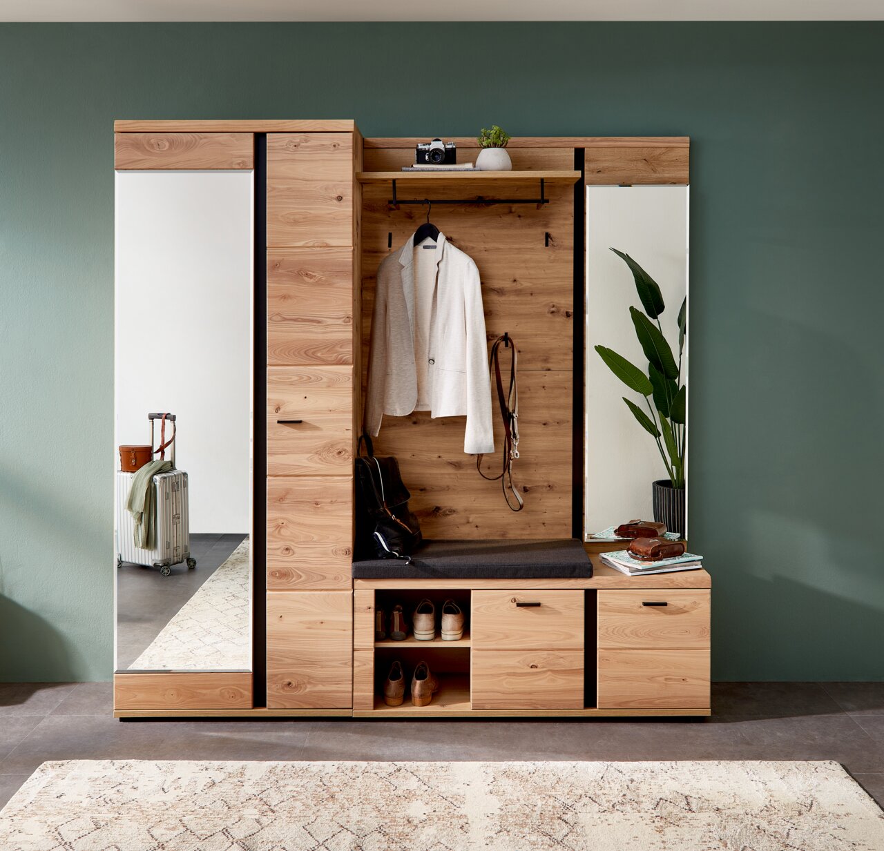 Garderobenschrank mit Spiegel, Kleiderhaken und Sitzbank in einer modernen Wohnung, frontal betrachtet.